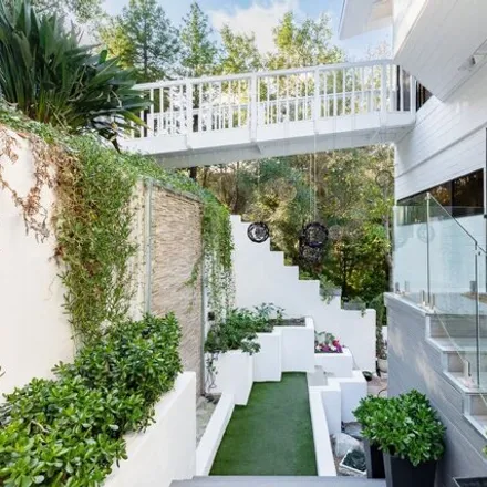 Image 2 - 2350 Benedict Canyon Drive, Beverly Hills, CA 90210, USA - House for sale