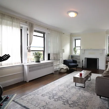 Rent this 3 bed apartment on 40 Park St
