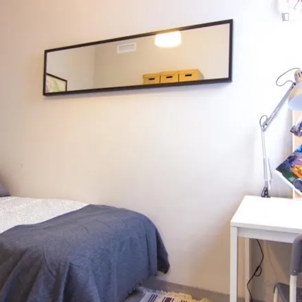 Rent this 6 bed room on Vetnatura Centro Veterinario in Carrer de Ciscar, 46005 Valencia