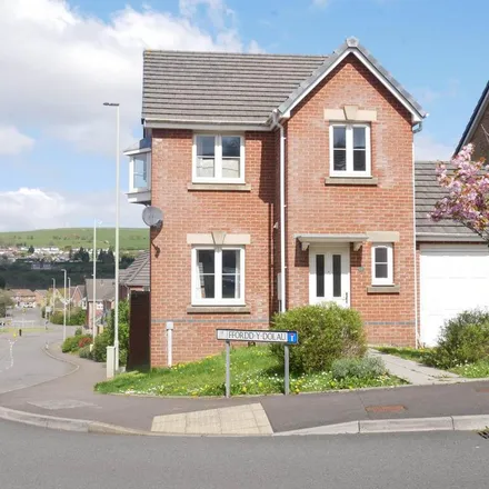 Rent this 3 bed house on Ffordd y Dolau in Bryncae, CF72 9FT