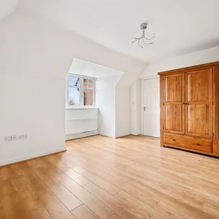 Rent this 5 bed apartment on Uxbridge Road in London, HA7 3NW