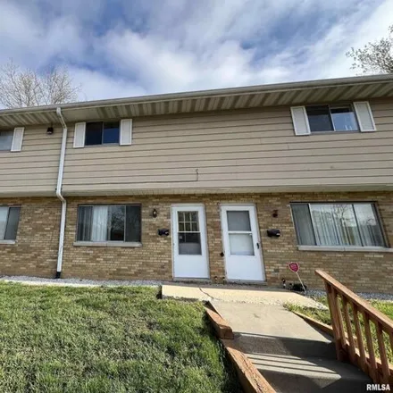 Rent this 2 bed townhouse on 1363 West Jeth Court in Peoria, IL 61614