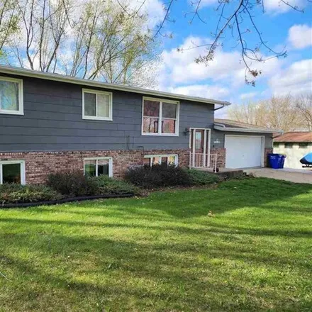 Buy this 3 bed house on 6 Green View Drive in West Branch, IA 52358