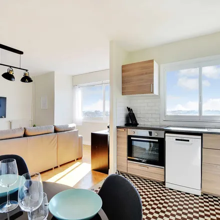 Rent this 3 bed apartment on Paris-Est immobilier in 17 Avenue Claude Vellefaux, 75010 Paris