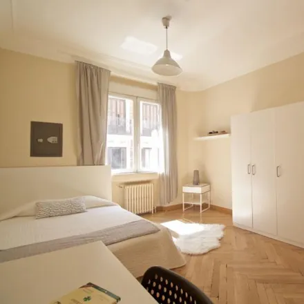 Rent this 6 bed room on Madrid in Calle de Isabel La Católica, 12