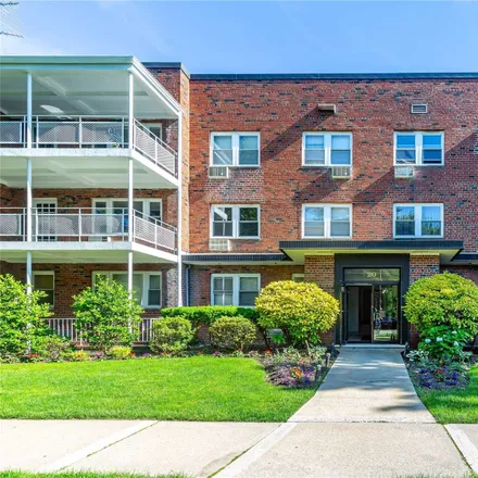 Buy this 1 bed condo on 20 Hill Park Avenue in Village of Great Neck Plaza, NY 11021