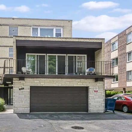Buy this 3 bed condo on 947 Pleasant Street in Oak Park, IL 60302