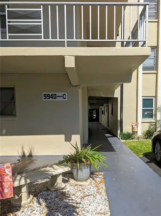 Buy this 1 bed condo on 2249 47th Avenue North in Saint Petersburg, FL 33714