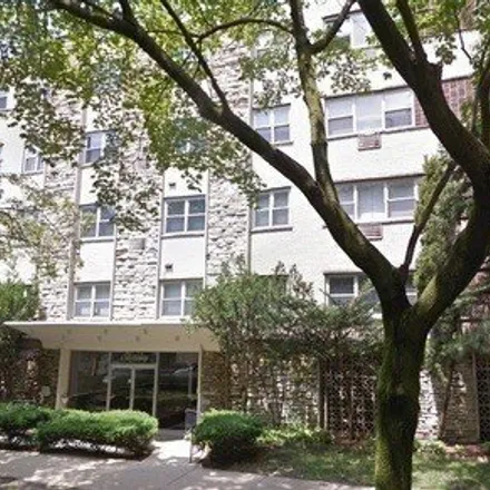 Rent this studio apartment on 450-452 West Oakdale Avenue in Chicago, IL 60657