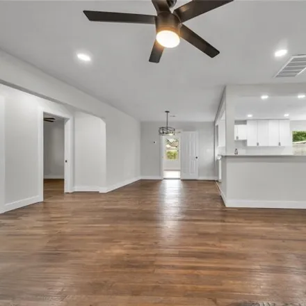 Image 1 - 2615 Bowling Green Avenue, Dallas, TX 75216, USA - House for sale