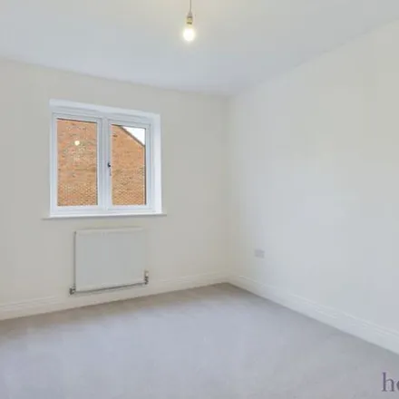 Image 2 - Elizabeth Avenue, Staines-upon-Thames, TW18 1JY, United Kingdom - Apartment for rent