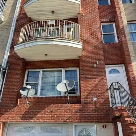 Rent this 3 bed apartment on 486 6th Street in Union City, NJ 07087