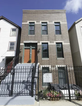 Buy this 2 bed house on 1520 West Chestnut Street in Chicago, IL 60622