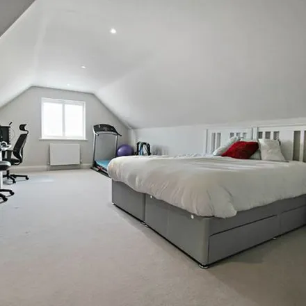 Rent this 6 bed apartment on Birchwood Road in Dartford, DA2 7HH