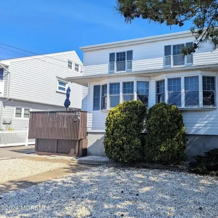 Buy this 6 bed house on 133 Guyer Avenue in Lavallette, Ocean County