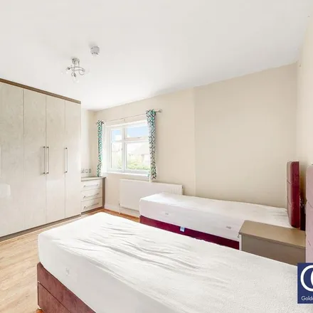 Image 6 - Queens Way, London, NW4 2TN, United Kingdom - House for rent