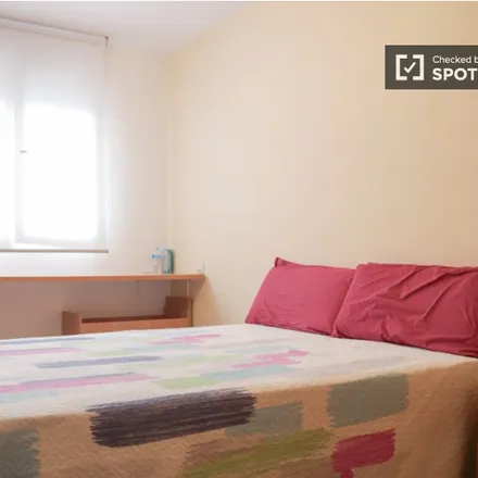 Rent this 2 bed room on Madrid in Avenida de Asturias, 39