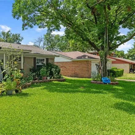 Image 4 - 13824 Dennis Ln, Farmers Branch, Texas, 75234 - House for sale
