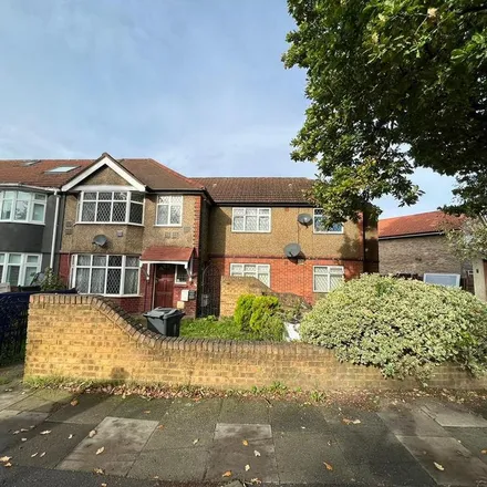 Rent this 4 bed duplex on Chaucer Avenue in Beavers, London