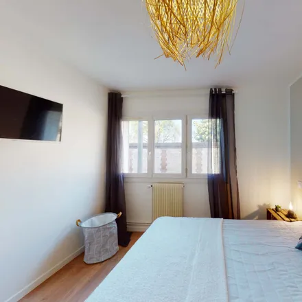 Rent this 1 bed room on 22 Rue Étienne Delarue in 76100 Rouen, France