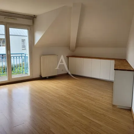 Rent this 3 bed apartment on 55 Rue Henri Barbusse in 94450 Limeil-Brévannes, France