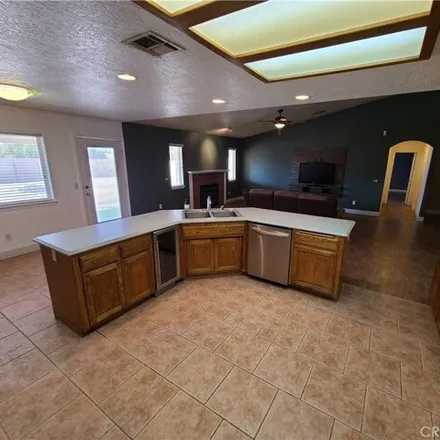 Image 7 - 10957 White Fox Trail, San Bernardino County, CA 92344, USA - House for sale