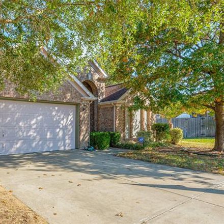 Rent this 3 bed house on 633 Oakbrook Drive in Burleson, TX 76028