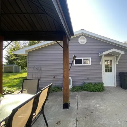Image 4 - 320 West Broadway Street, Roseville, Warren County, IL 61473, USA - House for sale