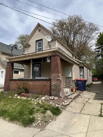 Buy this studio house on 1372 Lafayette Avenue Northeast in Grand Rapids, MI 49505