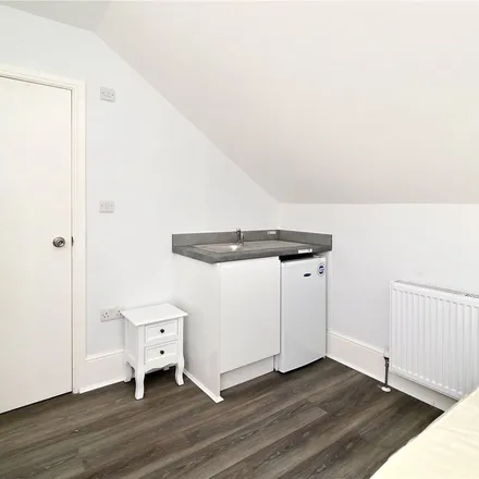 Image 9 - Town, Robertson Street, London, SW8 3TY, United Kingdom - Apartment for rent