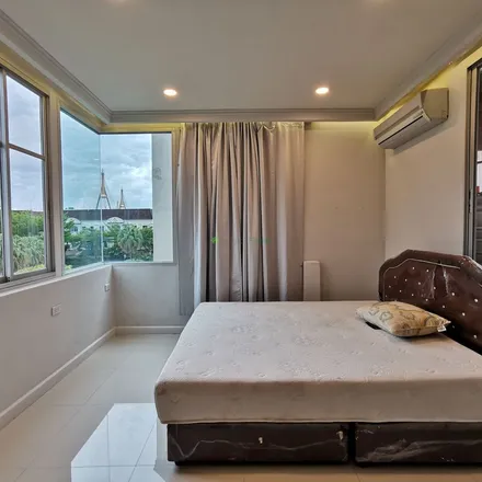 Rent this 3 bed townhouse on ICONSIAM in Charoen Nakhon Road, Khlong San District