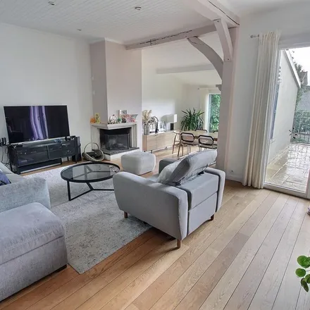 Rent this 6 bed apartment on 4 Impasse du Clos des Seigneurs in 92150 Suresnes, France