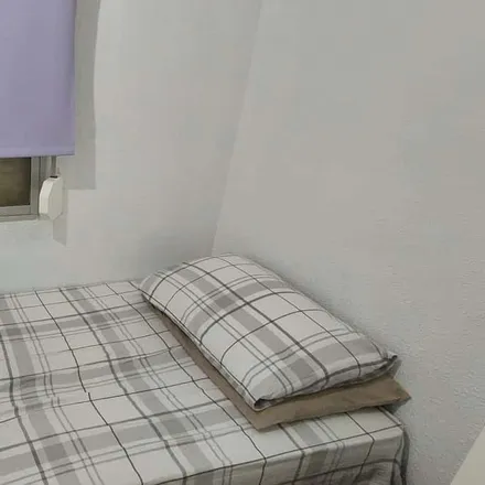 Rent this 4 bed room on Carrer Hilarión Eslava in 39, 03204 Elx / Elche