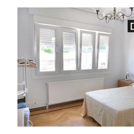 Rent this 5 bed room on Avenida da Ponte in 36215 Vigo, Spain