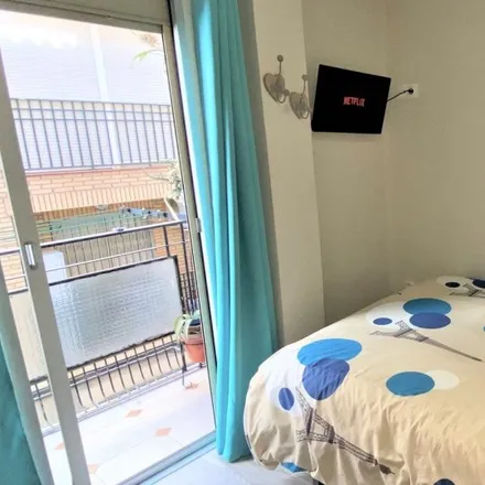 Rent this 4 bed room on Colegio Santa María Micaela in Calle Doctor Medina Olmos, 9