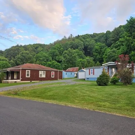 Buy this studio apartment on 418 Blue Jay Dr in Beaver, West Virginia