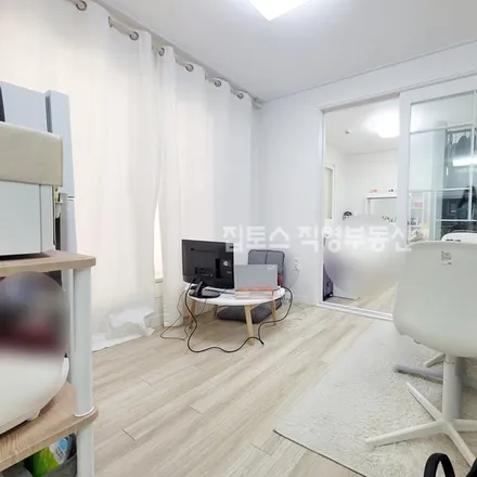 Rent this 1 bed apartment on 서울특별시 송파구 송파동 90-23