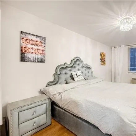 Image 9 - 2670 East 26th Street, New York, NY 11235, USA - Condo for sale