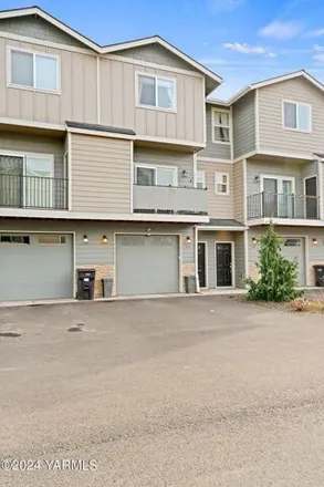 Buy this 3 bed townhouse on 2836 Racquet Lane in Yakima, WA 98902