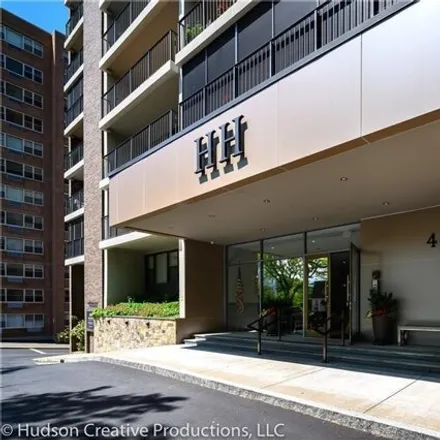 Rent this 2 bed condo on Hayes House in Strawberry Hill Avenue, Glenbrook