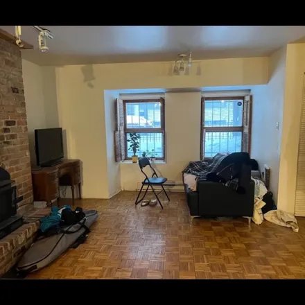 Image 2 - 3516 Rue Aylmer, Montreal, QC H2X 1W5, Canada - Room for rent