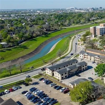 Rent this 3 bed apartment on Jehovah's Witnesses in North MacGregor Way, Houston