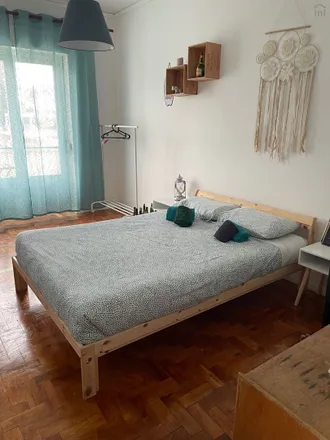 Rent this 5 bed room on Praça Do Junqueiro