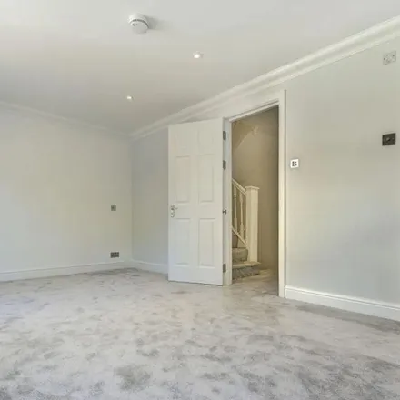 Rent this 4 bed townhouse on 42 Belsize Grove in London, NW3 4RU