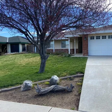 Rent this 3 bed house on 958 South Green Street in Tehachapi, CA 93561