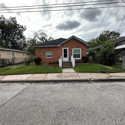 Rent this 3 bed house on Eddy Lim Market in Rosalie Street, Houston