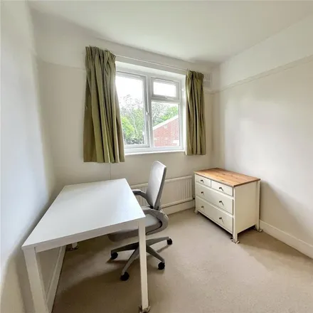 Image 9 - Kent Court, Queen's Drive, London, W3 0HR, United Kingdom - Apartment for rent