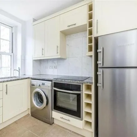 Rent this 1 bed apartment on Ebury Bridge Road in Londres, London
