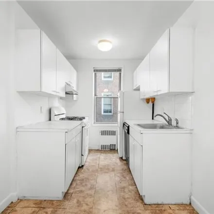 Image 6 - 2102 Holland Avenue, New York, NY 10462, USA - Apartment for sale