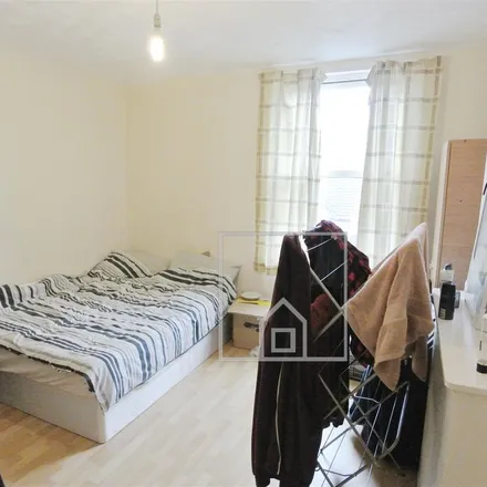 Rent this 4 bed apartment on Spring Grove Walk in Leeds, LS6 1RR